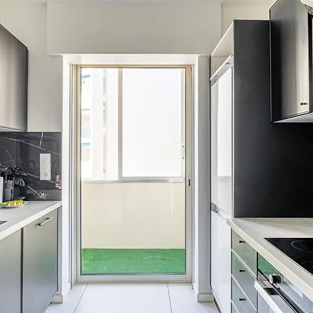 Sublime Renovated - 4p1br - Balcony Apartment *